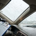 découvrez les signes révélateurs d'un pare-brise mal collé, comment identifier une mauvaise pose et quelles démarches entreprendre pour garantir votre sécurité et votre tranquillité.