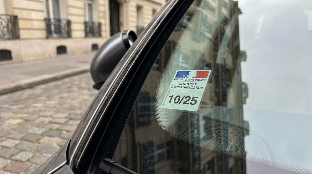 découvrez à quoi sert la vignette crit'air, les types existants et les démarches pour obtenir une nouvelle vignette afin de circuler en toute légalité dans les zones à circulation restreinte.